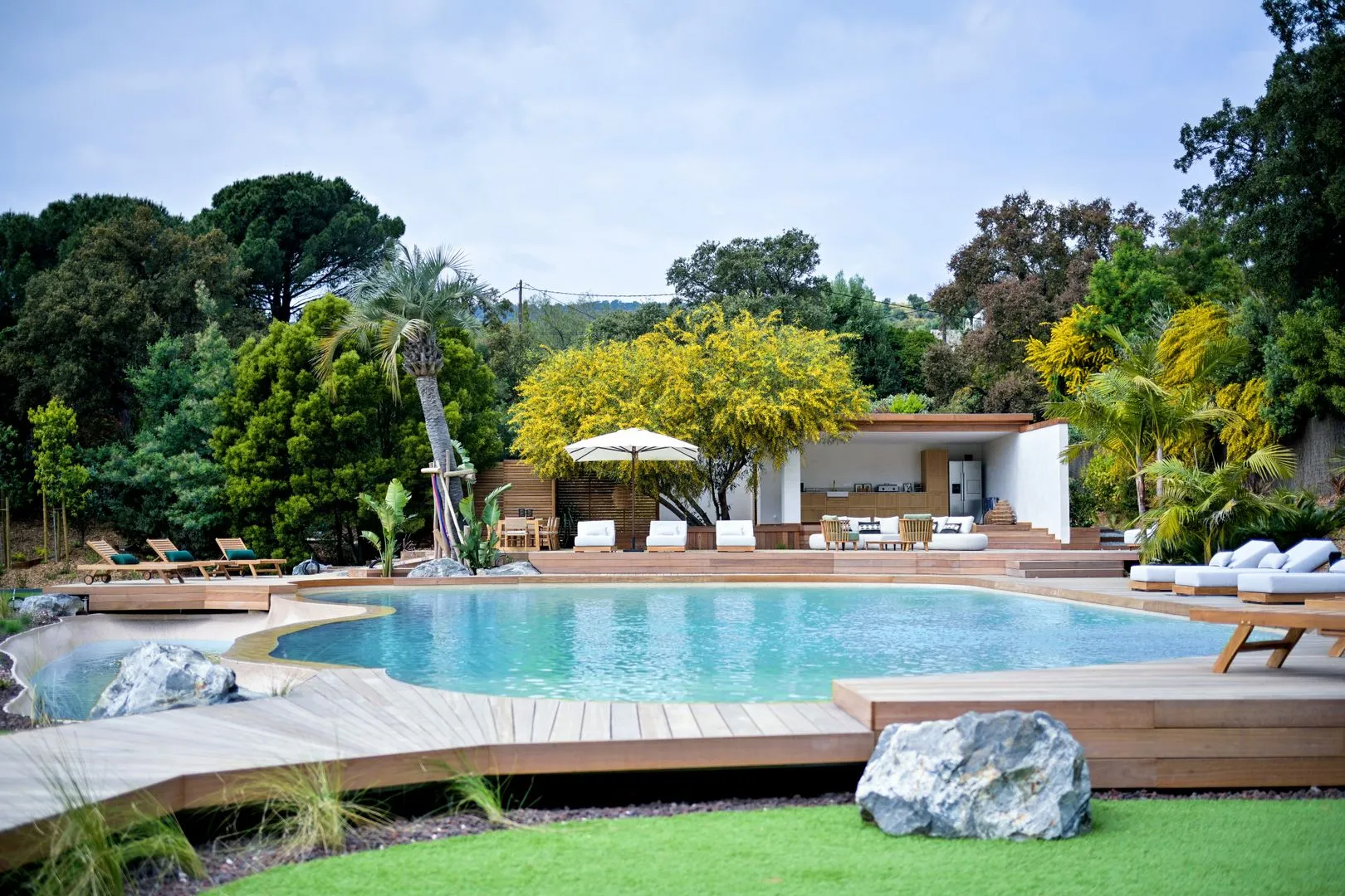Terrasse bois et jardin contemporain à Sanary-sur-Mer — Mediteo paysagiste Var