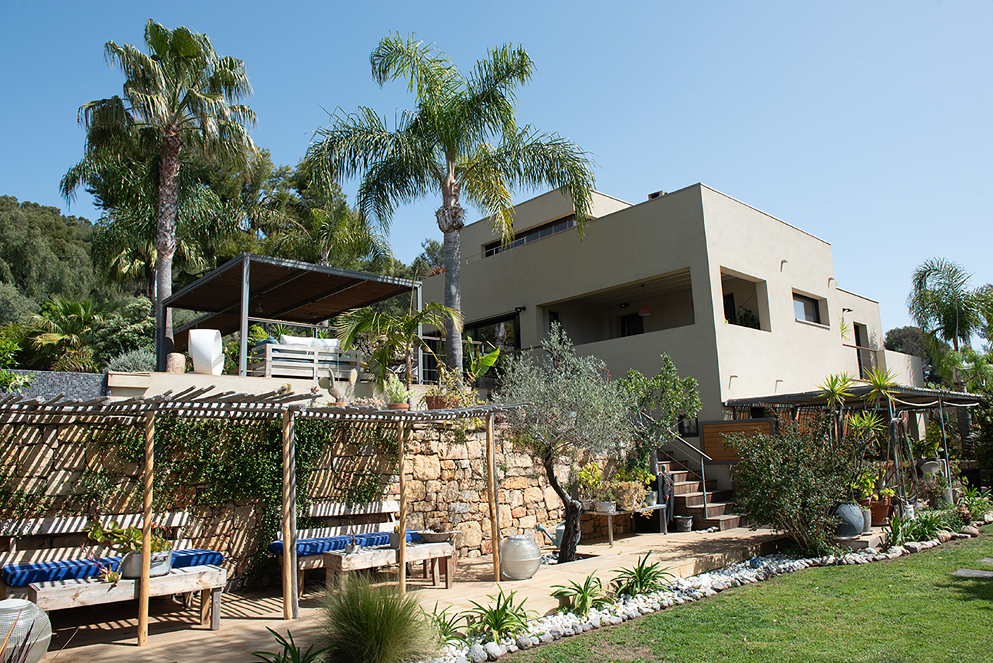 Jardin contemporain créé par Mediteo à Sanary-sur-Mer, avec terrasse en bois et piscine
