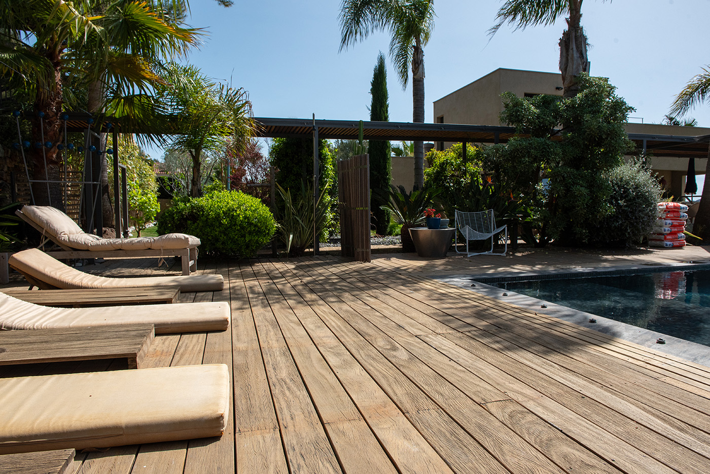 Terrasse en bois exotique autour de la piscine réalisée par Mediteo à Sanary-sur-Mer
