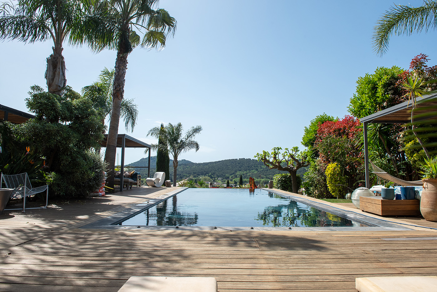 Terrasse en bois et abords de piscine réalisés par Mediteo à Sanary-sur-Mer