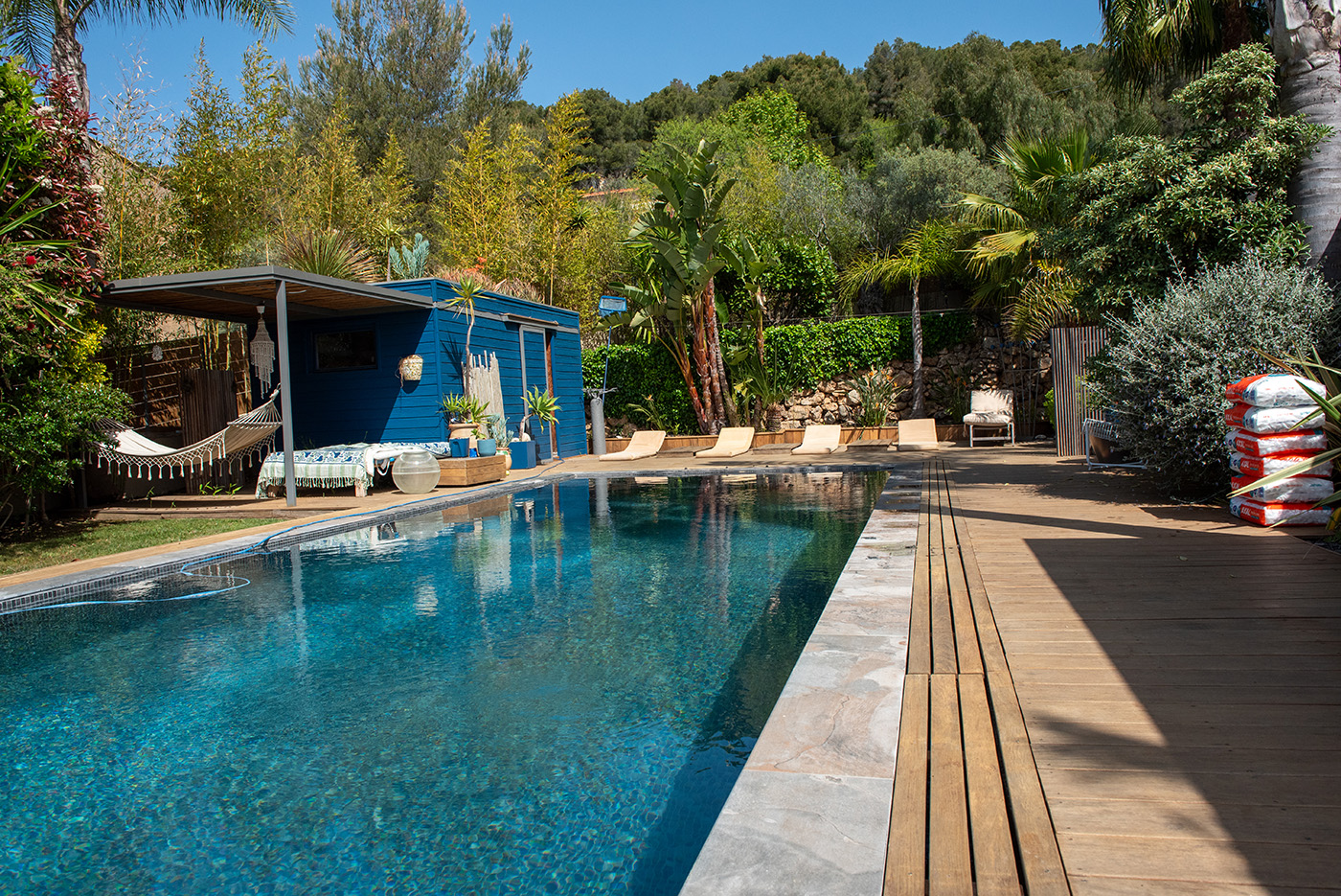 Vue de la terrasse en bois du jardin contemporain à Sanary-sur-Mer