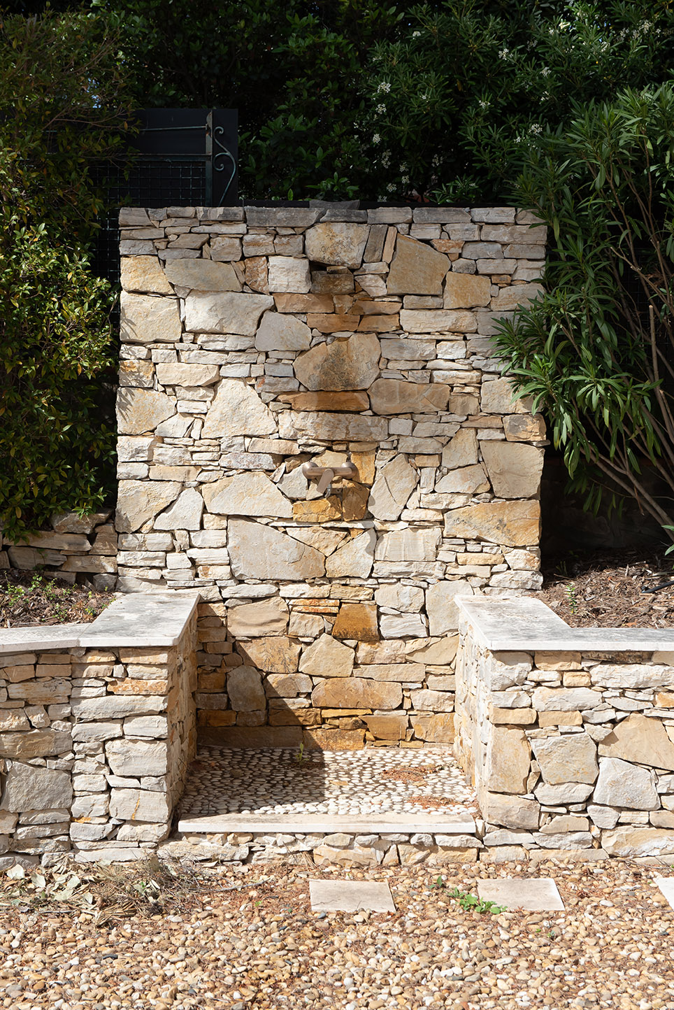 Fontaine Murale Pierres Seches Bancs Integres Sanary