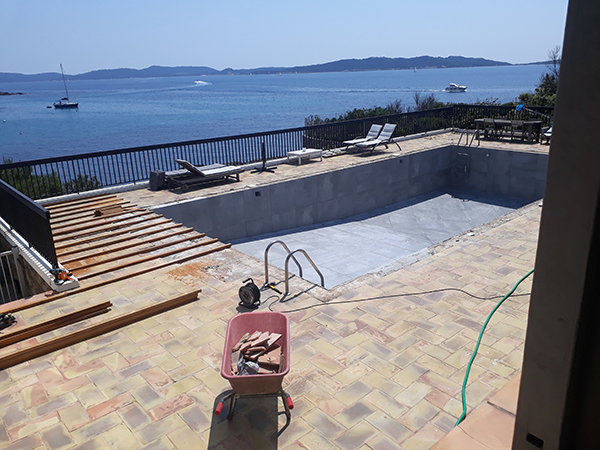 Terrasse en bois exotique à Hyeres